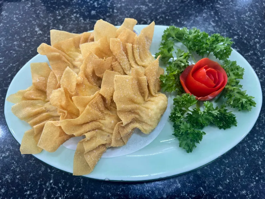 Hoành thánh chiên giòn nhân sò điệp sốt wasabi
